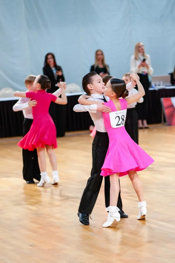 Школа бальных спортивных танцев Виктории Константиновой: обучение детей бальным танцам в Москве
